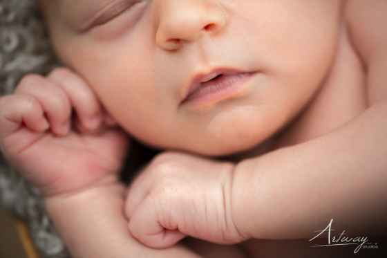 Notre dernière séance photo de naissance avec le petit Louka, 10 jours à Montpellier
