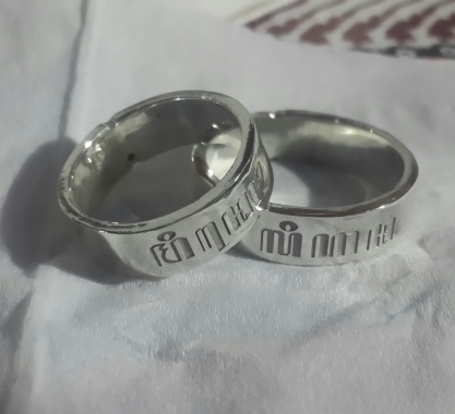 Sepasang cincin kawin dengan huruf jawa. Diukir mengunakan tehnik Laser Engraving.