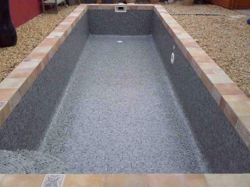 Réalisation d une piscine en béton avec finition mosaïque 