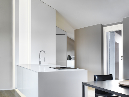 cucina realizzata con laminati distribuiti da Sadun