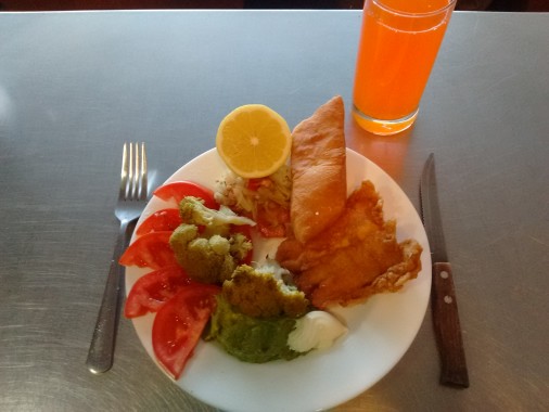 un excelente menú para terminar el día con salmón fresco rebozado en aceite, acompañado de verduras y sopaipilla