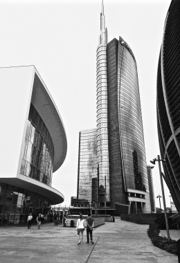 Fotografia architettonica/urbanistica Strutture architettoniche a Milano. Piazza Gaia Aulenti conquista e sopraffà lo sguardo dello spettatore.