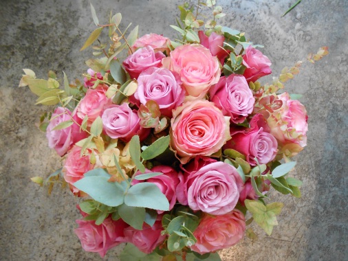 Bouquet de roses et eucalyptus pastel