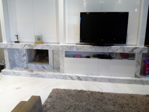 Lareira Integrada no Mármore Branco Carrara