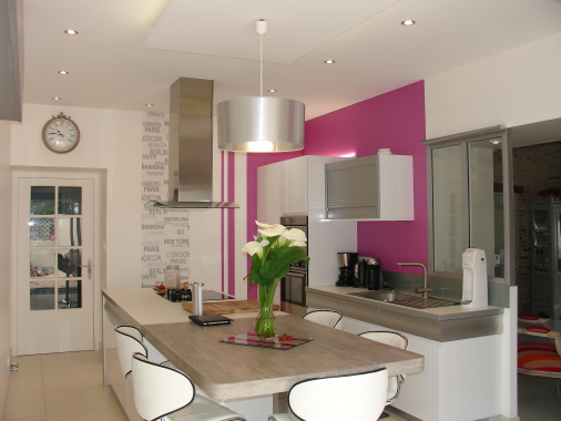Réalisation projet cuisine, avec îlots, contemporaine et fonctionnelle dans une maison ancienne.
prestations s : plan, planche tendance, projet 3D, démarche auprès des professionnels, Couleurs, matières & éclairage