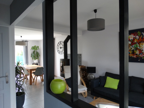 Création d'une verrière ossature bois pour apporter de la clarté dans le salon et l'entrée.
Permet de donner une continuité à l'entrée pour inviter à entrer dans la pièce de vie.