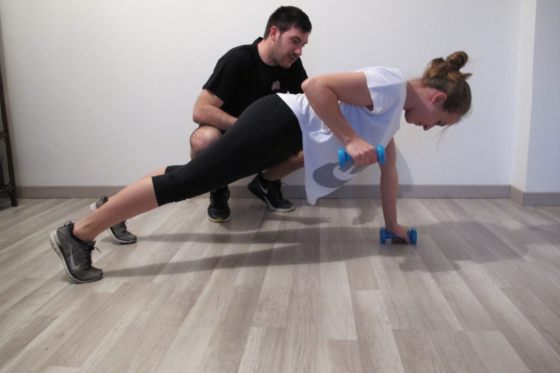 Travail de gainage et de musculation des bras avec Haltères