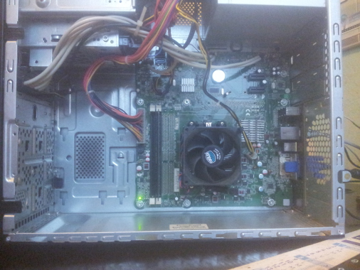 Tour PC fixe intérieur après pose carte mère neuve. Tour reconfigurée neuve, programmes réinstallé