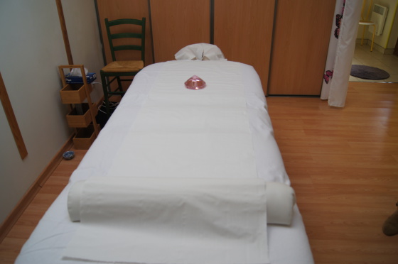 je reçois mes patients dans mon cabinet ou exceptionnel pour les gens qui ne peuvent pas se déplacer, je vais à leur domicile. En ce cas, je compte 5€ de plus pour les frais de déplacement. Je me déplace dans un rayon de 30 kilomètres.