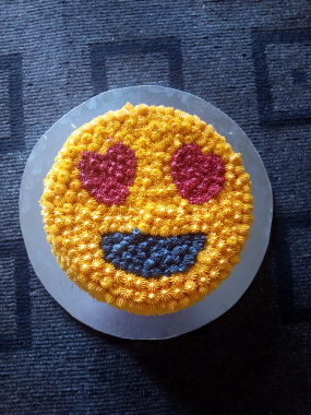 Fluffy,flavour covered emoji cake