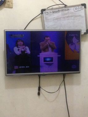 servis tv layar agak gelap di polda dekat rumah sakit jasa raharja  di  rumah  asfama plat L NO4