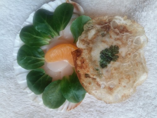  Carpaccio de saint Jacques macérés à la mandarine, tuile fine à la coriandre.  